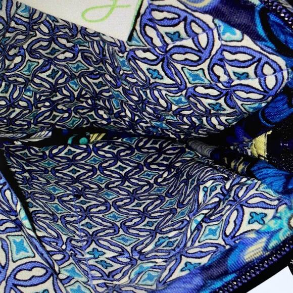 Vera Bradley multicolor crossbody bag with zipper closure and interior pockets - Picture 3 of 5